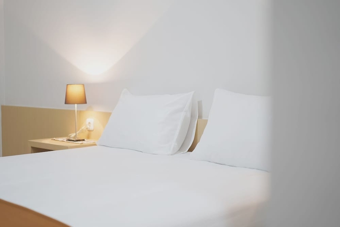 Imagen de la habitación del Hotel UROOMS Panglima Polim. Foto 2