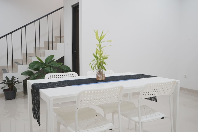 Imagen de los interiores del Hotel UROOMS Panglima Polim. Foto 17