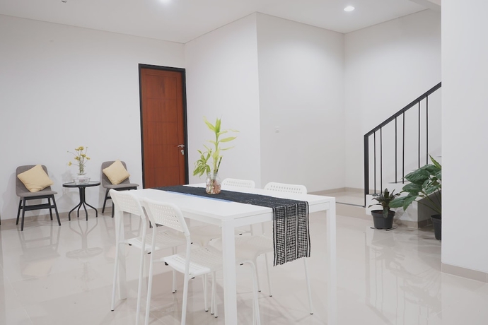 Imagen de los interiores del Hotel UROOMS Panglima Polim. Foto 18