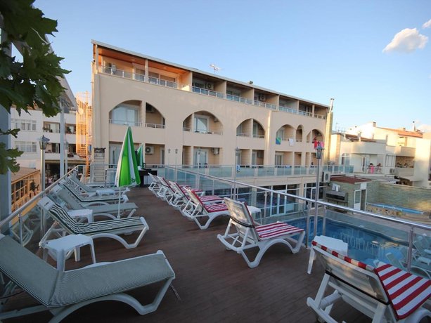 Imagen de la piscina del Hotel Ucem. Foto 20