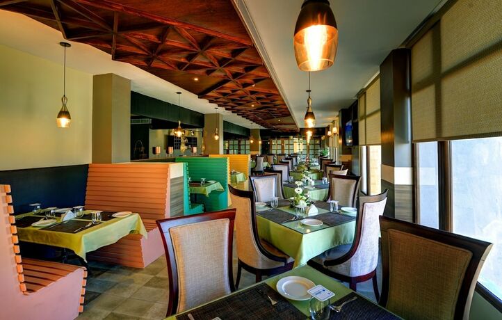 Imagen del bar/restaurante del Hotel Udaan Clover Banquet and Spa. Foto 12