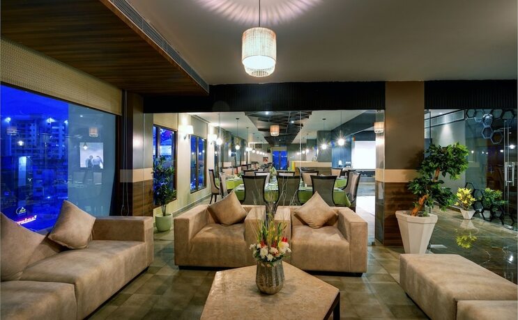 Imagen del bar/restaurante del Hotel Udaan Clover Banquet and Spa. Foto 13