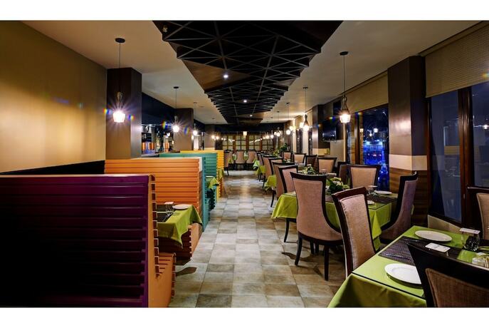 Imagen del bar/restaurante del Hotel Udaan Clover Banquet and Spa. Foto 14