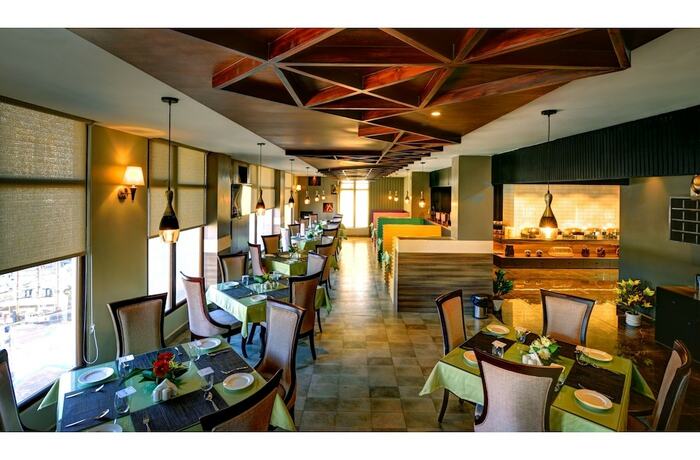 Imagen del bar/restaurante del Hotel Udaan Clover Banquet and Spa. Foto 15