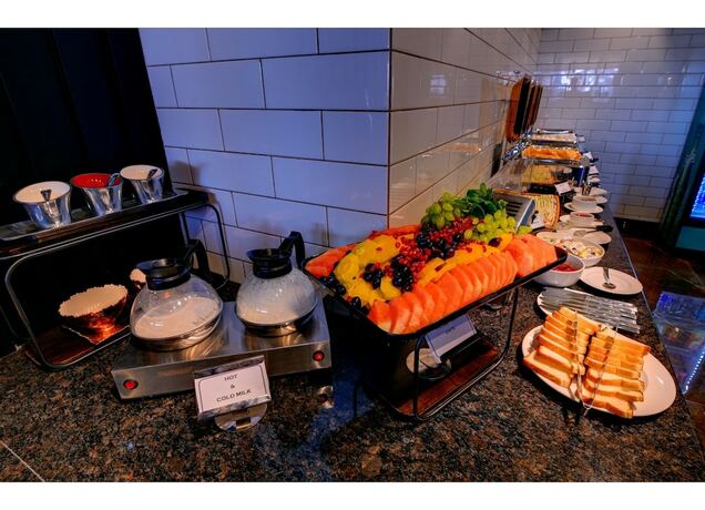 Imagen del bar/restaurante del Hotel Udaan Clover Banquet and Spa. Foto 17