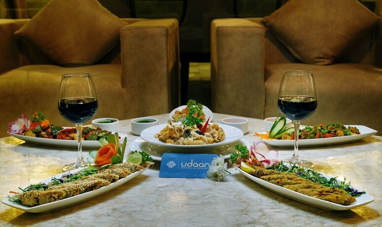 Imagen del bar/restaurante del Hotel Udaan Clover Banquet and Spa. Foto 18