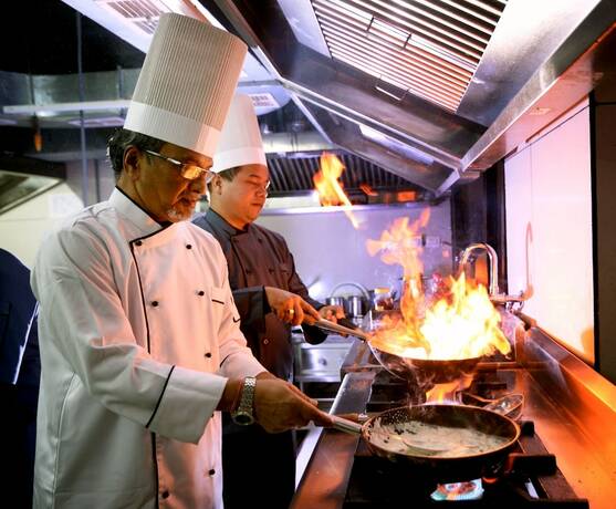 Imagen del bar/restaurante del Hotel Udaan Clover Banquet and Spa. Foto 19