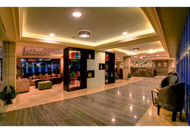 Imagen de los interiores del Hotel Udaan Clover Banquet and Spa. Foto 25