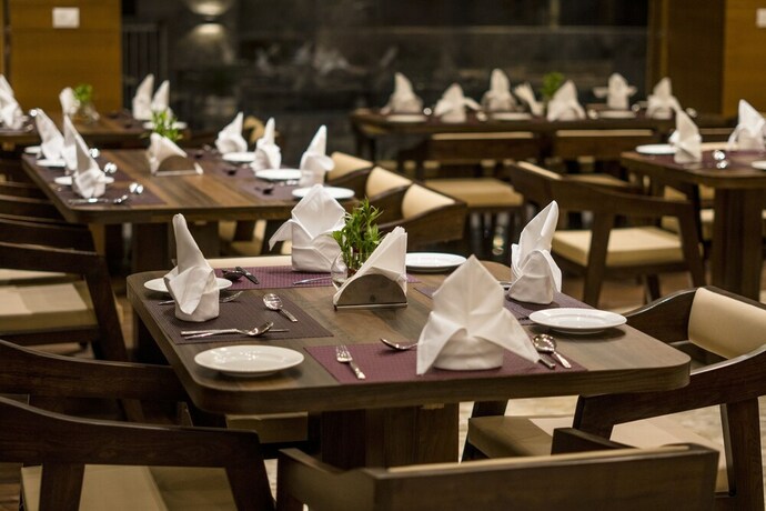Imagen del bar/restaurante del Hotel Udai Median. Foto 18