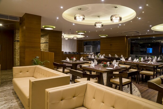 Imagen del bar/restaurante del Hotel Udai Median. Foto 19