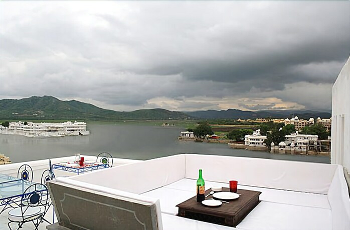 Imagen del bar/restaurante del Hotel Udaigarh. Foto 16