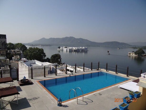 Imagen de la piscina del Hotel Udaigarh. Foto 28