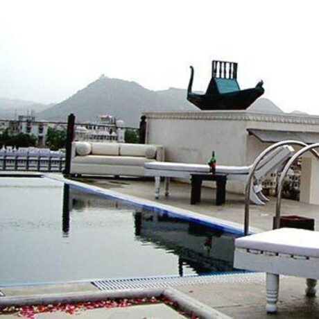 Imagen de la piscina del Hotel Udaigarh. Foto 29