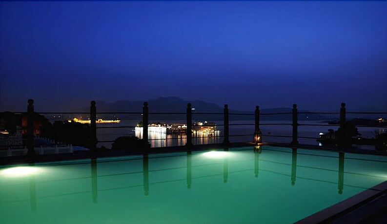 Imagen de la piscina del Hotel Udaigarh. Foto 30