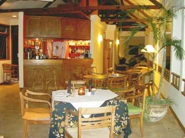 Imagen del bar/restaurante del Hotel Udayana Lodge. Foto 2