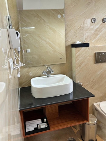 Imagen de los interiores del Hotel Udman Grand Mashobra by Ferns N Petals. Foto 15