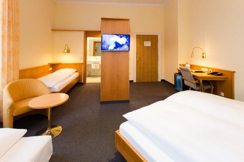 Imagen de la habitación del Hotel Uhland. Foto 7