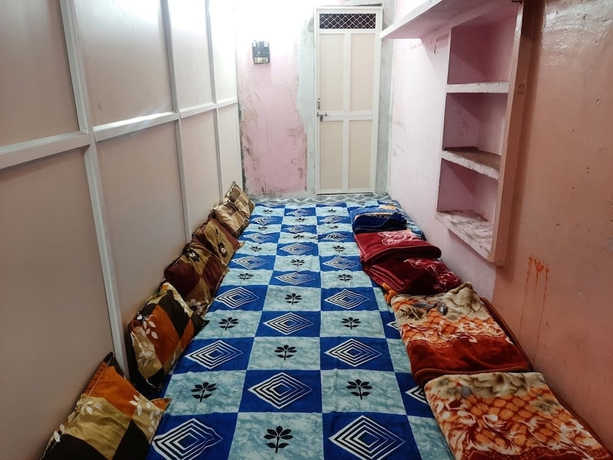 Imagen de la habitación del Hotel Ujjain Yatri Niwas. Foto 7