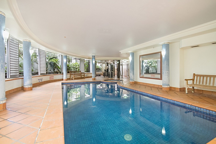 Imagen de la piscina del Hotel Ultiqa Burleigh Mediterranean Resort. Foto 15