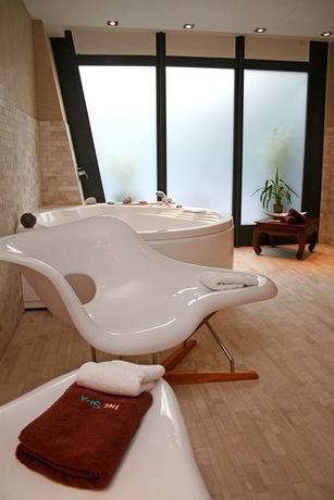 Imagen de la piscina del Hotel Ultra Marine. Foto 9