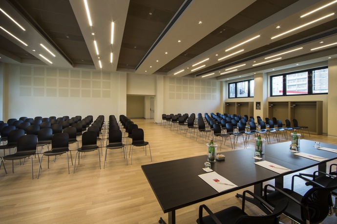 Imagen de los interiores del Hotel Unahotels Bologna Fiera. Foto 12