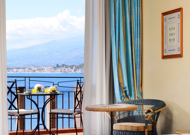 Imagen de la habitación del Hotel Unahotels Capotaormina. Foto 13