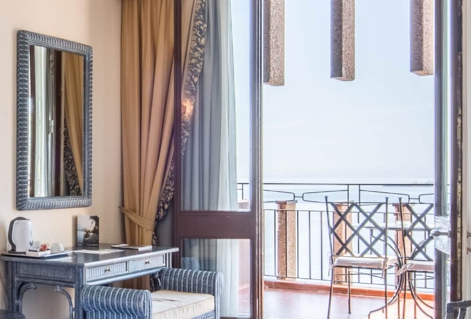 Imagen de la habitación del Hotel Unahotels Capotaormina. Foto 14