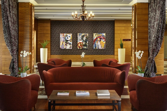 Imagen de los interiores del Hotel Unahotels Expo Fiera Milano. Foto 16