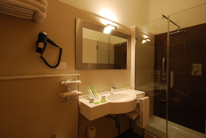 Imagen de la habitación del Hotel Unahotels Imperial Sport Hotel. Foto 7