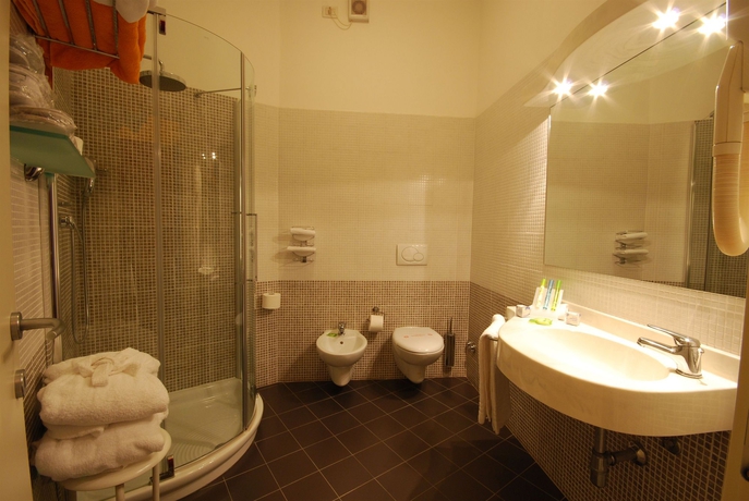 Imagen de la habitación del Hotel Unahotels Imperial Sport Hotel. Foto 9
