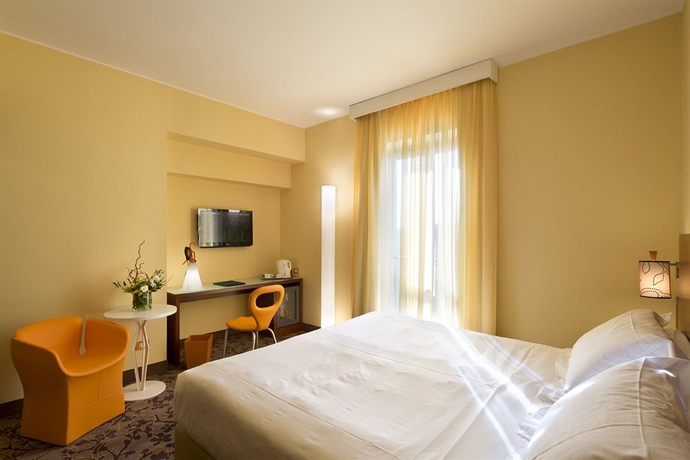 Imagen de la habitación del Hotel Unahotels Mediterraneo Milano. Foto 8