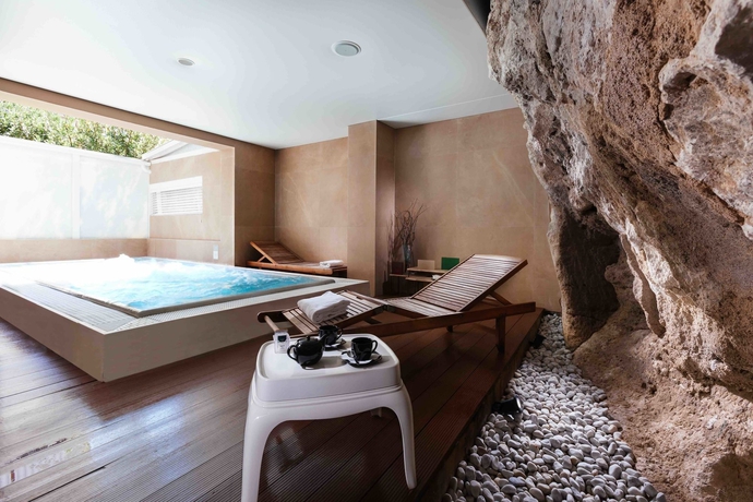 Imagen de la piscina del Hotel Unahotels One Siracusa Wellness & SPA. Foto 15