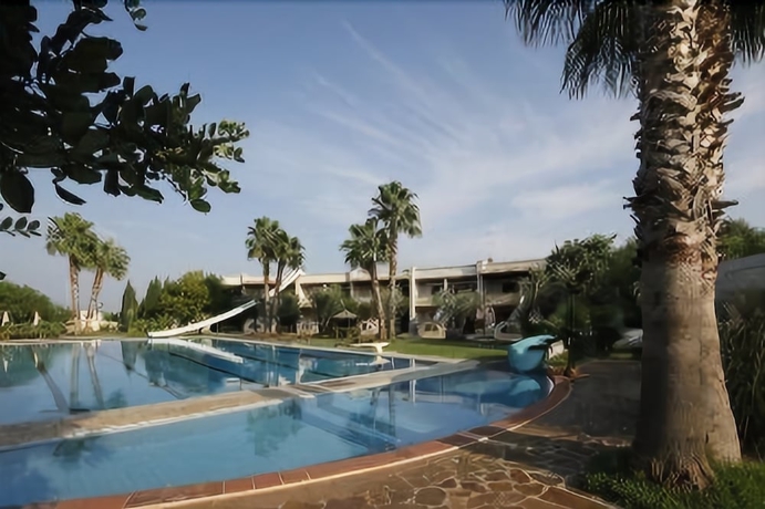 Imagen de la piscina del Hotel Unahotels Regina Bari. Foto 16