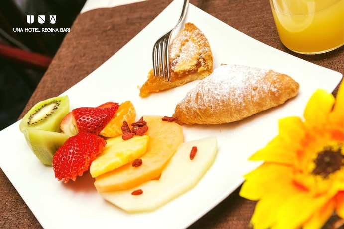 Imagen del bar/restaurante del Hotel Unahotels Regina Bari. Foto 3