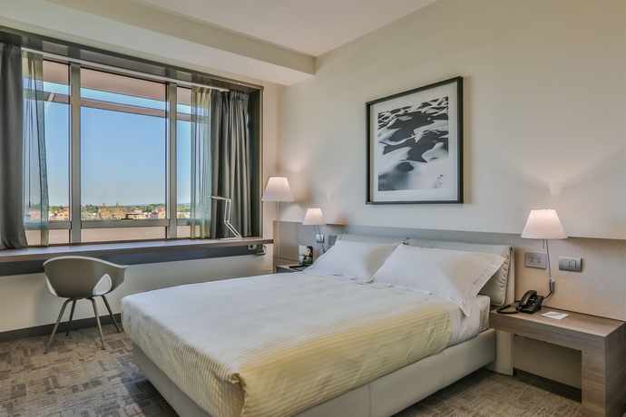 Imagen de la habitación del Hotel Unahotels San Vitale Bologna. Foto 15