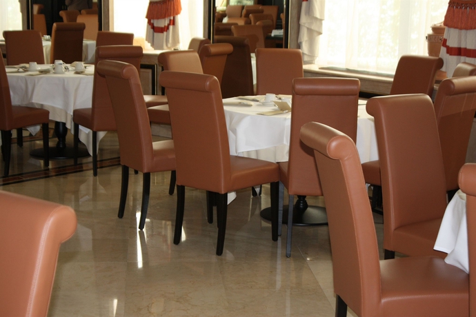 Imagen del bar/restaurante del Hotel Unahotels Scandinavia Milano. Foto 2