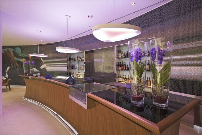 Imagen del bar/restaurante del Hotel Unahotels Varese. Foto 4