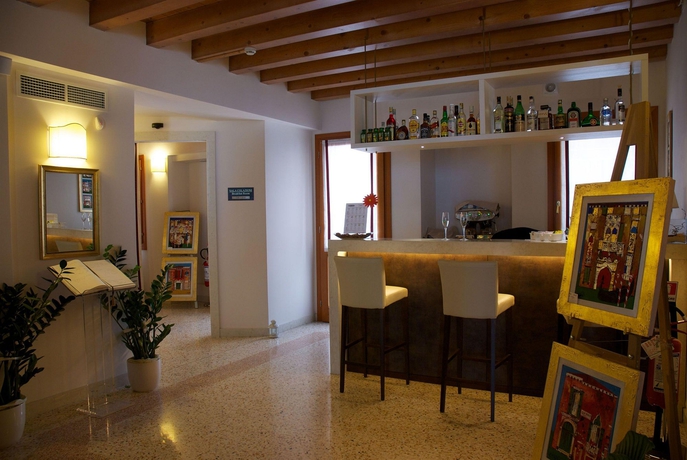 Imagen del bar/restaurante del Hotel Unaway Ecohotel Villa Costanza Venezia. Foto 3