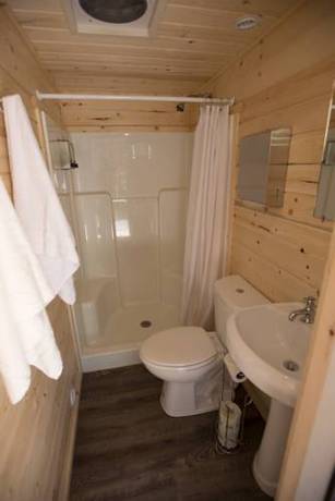 Imagen de la habitación del Hotel Under Canvas Glacier. Foto 4