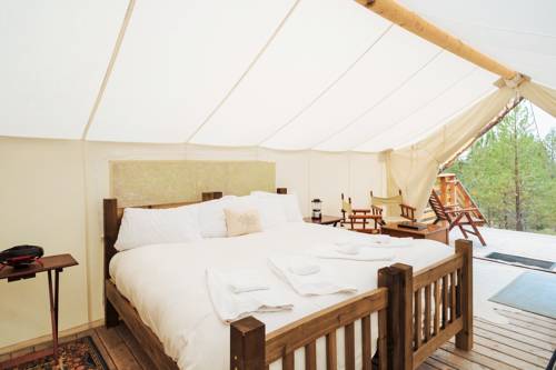 Imagen de la habitación del Hotel Under Canvas Glacier. Foto 5