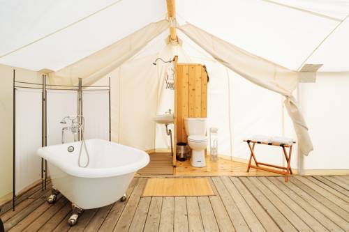 Imagen de la habitación del Hotel Under Canvas Glacier. Foto 6