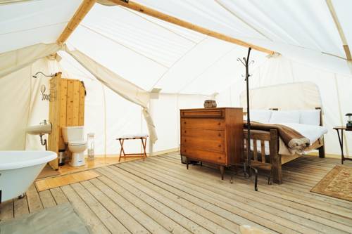 Imagen de la habitación del Hotel Under Canvas Glacier. Foto 7