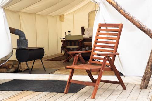 Imagen de la habitación del Hotel Under Canvas Glacier. Foto 14