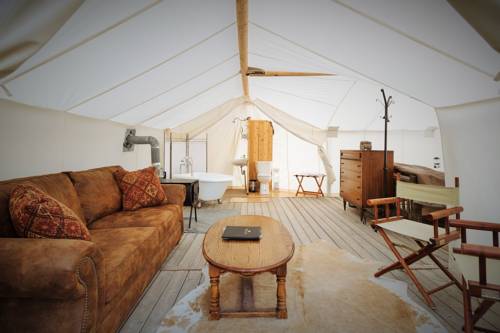 Imagen de la habitación del Hotel Under Canvas West Yellowstone. Foto 7