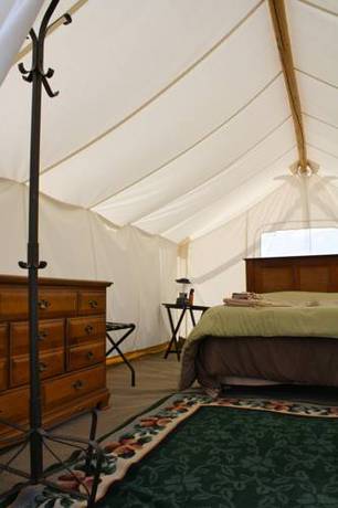 Imagen de la habitación del Hotel Under Canvas West Yellowstone. Foto 16