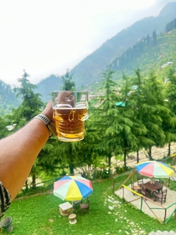 Imagen del bar/restaurante del Hotel Undiscovered Mountains. Foto 7