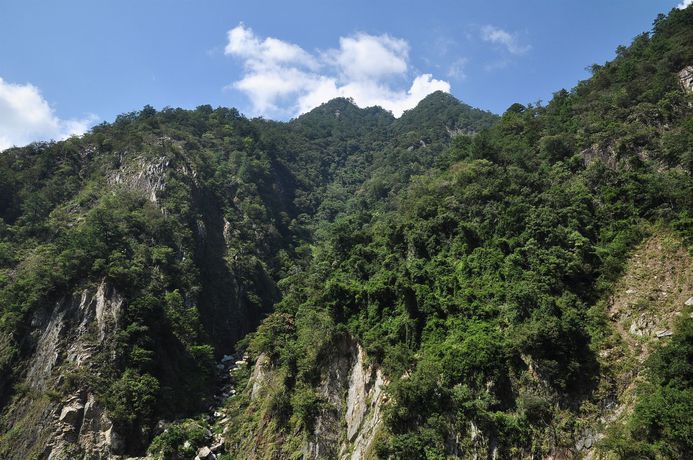 Imagen de la piscina del Hotel Uni Resort Ku-kuan. Foto 16