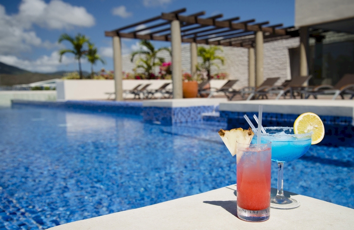 Imagen de la piscina del Hotel Unik Margarita. Foto 13