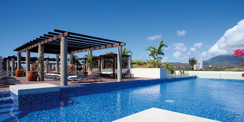 Imagen de la piscina del Hotel Unik Margarita. Foto 14