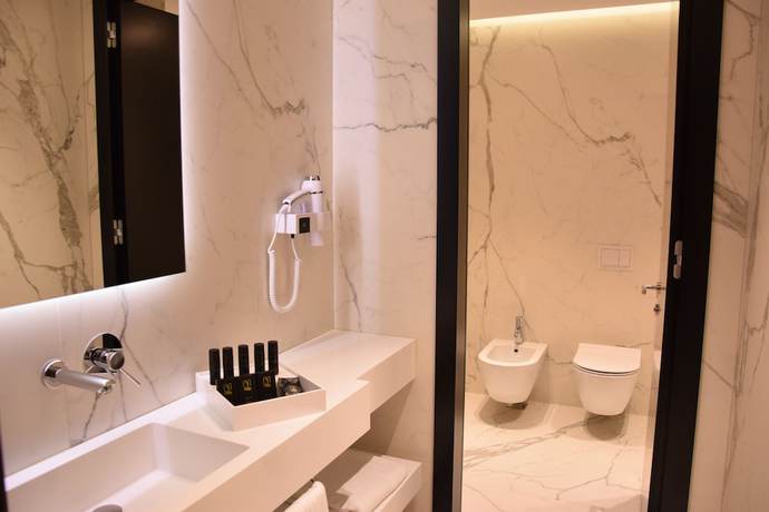 Imagen de la habitación del Hotel Unik, Tirana. Foto 17